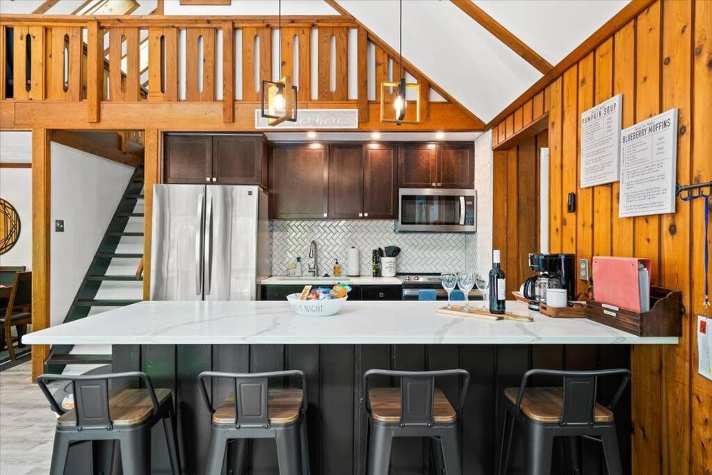 The Gingerbread House: 4 Bedroom Chalet, W/ Sunroom/Deck, Sleeps 12, Modern Amenities McGaheysville Exterior foto